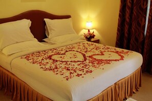 Standard Room | Peralatan tempat tidur premium, peti besi dalam bilik 