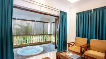 Cottage with Jacuzzi | ๊ณ ๊ธ ์นจ๊ตฌ, ๊ฐ์ค ๋ด ๊ธ๊ณ , ๋
ธํธ๋ถ ์์
๊ณต๊ฐ, ์๋ง ์ปคํผ