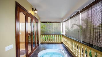 Cottage with Jacuzzi | Private spa tub