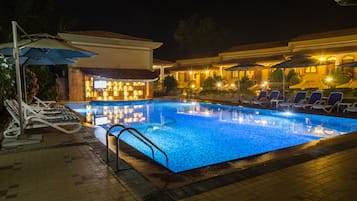 Una piscina al aire libre, sombrillas