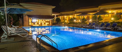 Piscina externa, funciona das 8h às 20h, guarda-sóis