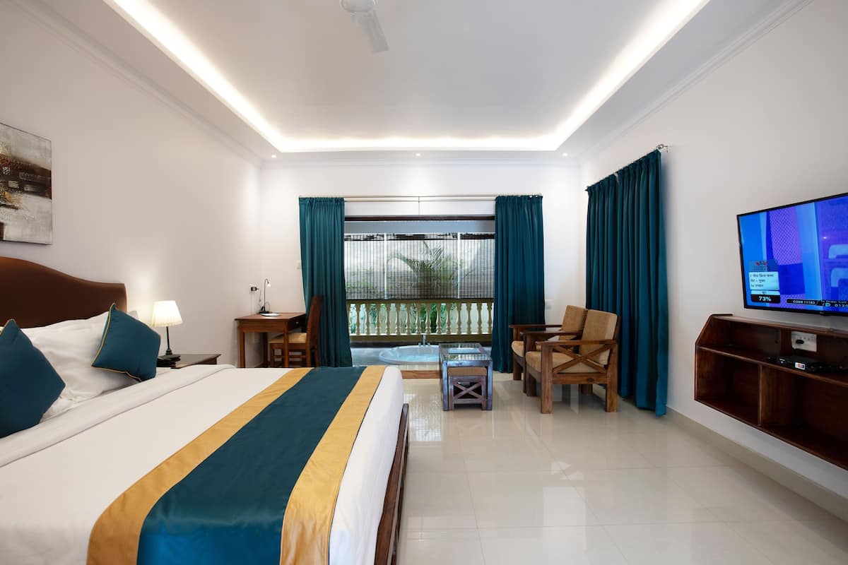 Cottage with Jacuzzi | Seprai premium, brankas, dan ruang kerja ramah laptop
