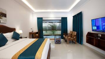 Cottage with Jacuzzi | Premium bedding, in-room safe, laptop workspace, blackout curtains