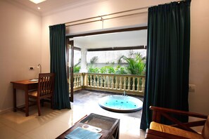 Cottage with Jacuzzi | Private spa tub