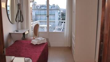 Einzelzimmer, Balkon | Zimmersafe, Schreibtisch, kostenloses WLAN, BettwÀsche