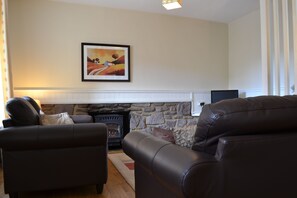 House, 2 Bedrooms | Living area | Flat-screen TV, fireplace, DVD player - Avonlea (Crieff)