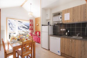 A compact kitchen with a refrigerator, microwave, and dishwasher. - Alpine Stay Near Slopes (Les Deux Alpes)