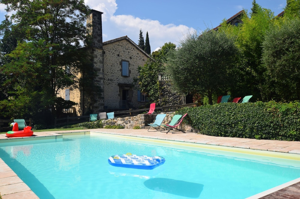 Enticing Holday Home in Ardèche with Swimming Pool
