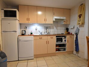 Frigorífico, microondas, horno y placa de cocina