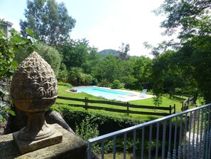A pool surrounded by lush greenery and a stone balustrade. - Holiday Home in Ardèche with Pool & Garden (Pont-De-Labeaume)