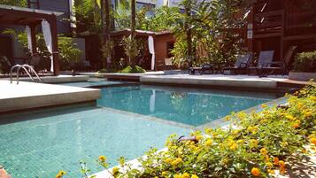Piscina externa, espreguiçadeiras