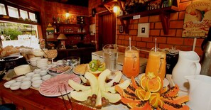 Free daily buffet breakfast - Pousada do Rosa (São Sebastião)