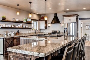 Signature Cabin, 6 Bedrooms, Lake View, Lakeside | 1 bedroom, premium bedding, free rollaway beds, free wired internet - Bear Lake Luxury Rentals (Fish Haven)