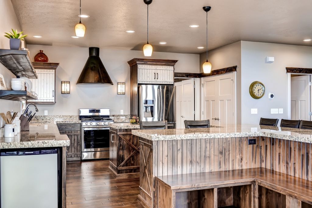 Signature Cabin, 6 Bedrooms, Lake View, Lakeside | 1 bedroom, premium bedding, free rollaway beds, free wired Internet