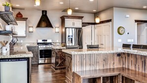 Signature Cabin, 6 Bedrooms, Lake View, Lakeside - Bear Lake Luxury Rentals (Fish Haven)