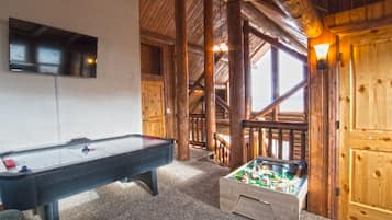 Cabin, 4 Bedrooms, Lake View, Beachside | 1 bedroom, premium bedding, free rollaway beds, free wired internet