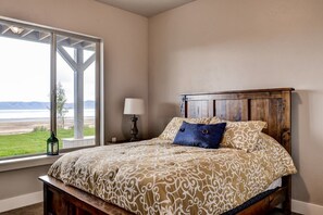 Signature Cabin, 6 Bedrooms, Lake View, Lakeside | 1 bedroom, premium bedding, free rollaway beds, free wired internet - Bear Lake Luxury Rentals (Fish Haven)