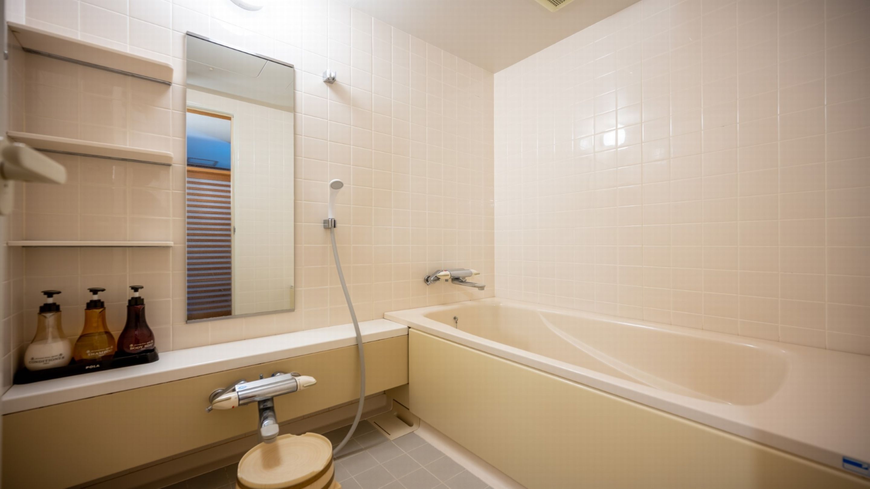 Un baño con bañera, inodoro, lavabo y espejo.