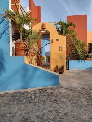Una piscina al aire libre (de 10:00 a 22:00), tumbonas