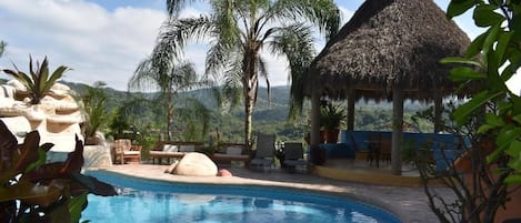 Piscina all'aperto, con ingresso dalle 10:00 alle 22:00, lettini