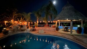 Una piscina al aire libre (de 10:00 a 22:00), tumbonas