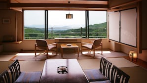 Una habitación japonesa tradicional con suelo de tatami, una mesa baja y sillas.