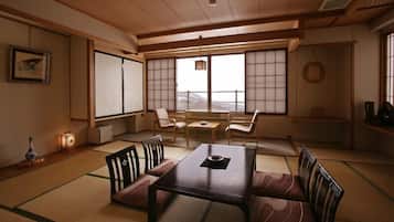 房內夾萬、書桌、手提電腦工作空間、熨斗/熨衫板