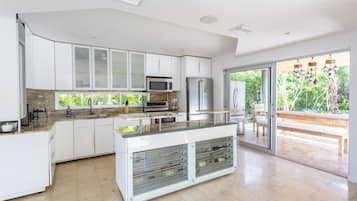 Full-size fridge, microwave, oven, stovetop