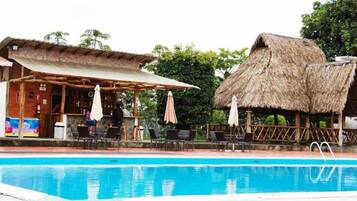 Una piscina al aire libre