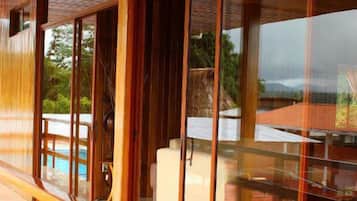 Vista frontal de la propiedad