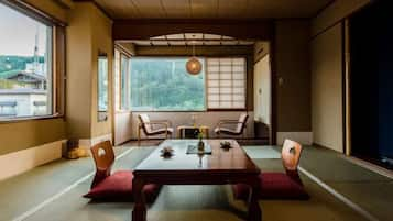 Traditionele kamer, privébadkamer (Japanese Style) | Een kluis op de kamer, een bureau