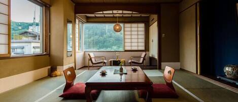 Tavanomainen huone, oma kylpyhuone (Japanese Style) | Tallelokero huoneessa, työpöytä