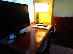In-room safe, desk - Hotel Yamakawa (Yonezawa)