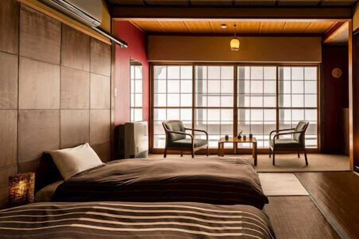 Club Room | In-room safe, desk