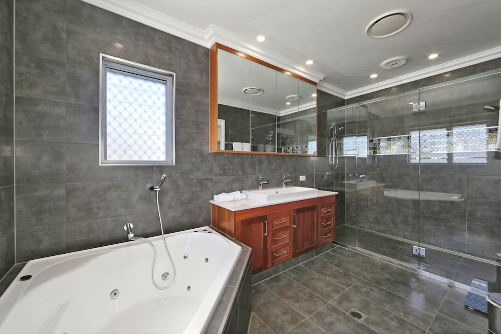 12th Tee Bed and Breakfast - Bundaberg North