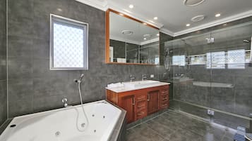 Executive Villa | Private spa tub