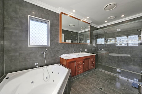 Executive Villa | Private spa tub. 12th Tee Bed and Breakfast