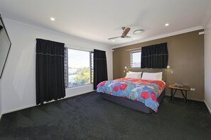 Executive Villa | 1 bedroom, premium bedding, blackout drapes, iron/ironing board - 12th Tee Bed and Breakfast (Bargara)