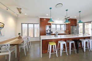 Refrigerador, microondas, cafetera expreso, cafetera/tetera