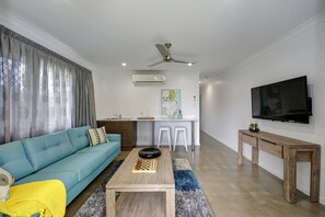 Deluxe Studio, 1 Bedroom, Private Bathroom, Golf View | Living room