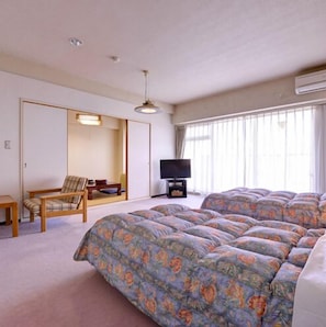 Japanese Western Style Room with Tatami Area | In-room safe