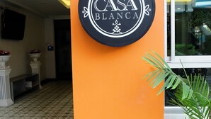 A sign for Casa Blanca, a cozy apartment complex. - Casa Blanca (Bangkok)