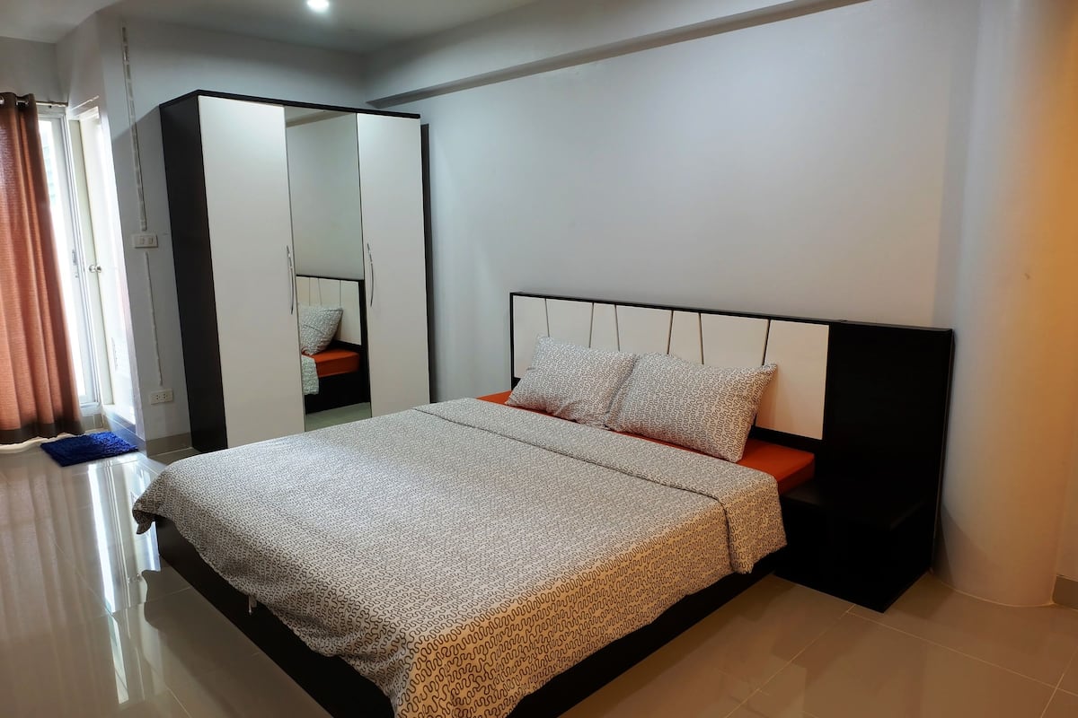 Apartment with Balcony | 책상, 암막 커튼, 간이 침대, 무료 WiFi