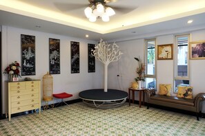 Lobby sitting area - Casa Blanca (Bangkok)