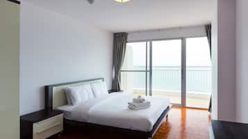 2 bedrooms, in-room safe, individually furnished, desk