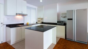 Großer Kühlschrank, Mikrowelle, Herdplatte, Wasserkocher