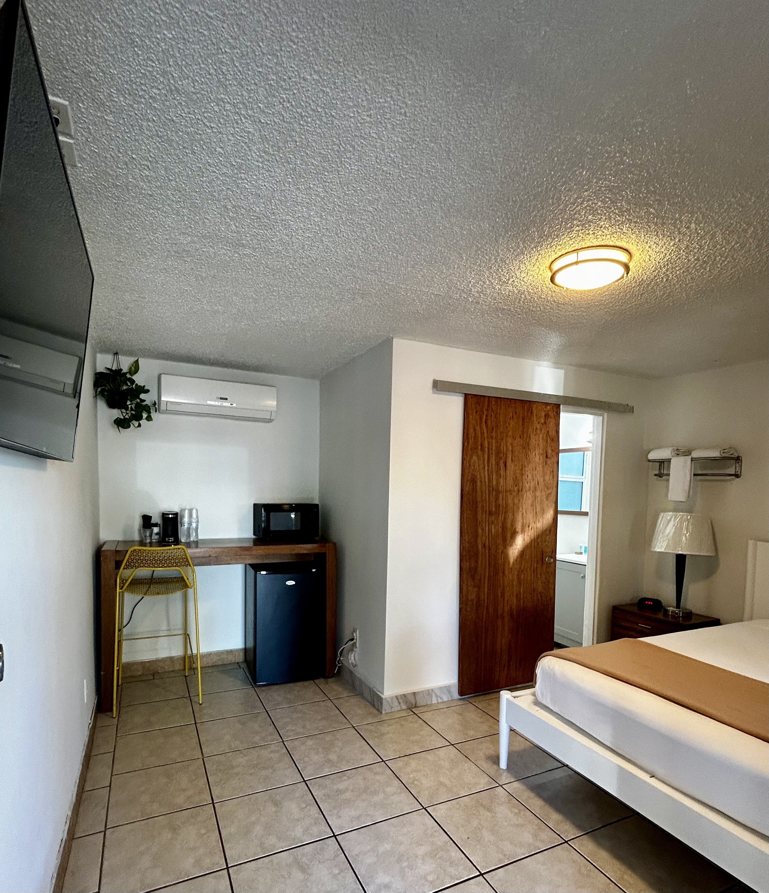 Camera Standard, 1 letto queen, non fumatori | Una scrivania, postazione laptop, tende oscuranti, Wi-Fi gratuito