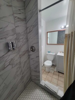 スタンダード ルーム クイーンベッド 2 台 禁煙 | バスルーム | シャワー、バスアメニティ (無料)、タオル