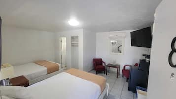 Kamar Standar, 2 Tempat Tidur Queen, Bebas Asap Rokok | Meja kerja, ruang kerja ramah laptop, dan tirai kedap cahaya