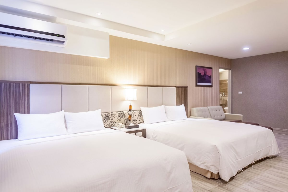 Ropa de cama de alta calidad, minibar, escritorio